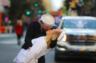 <p>The iconic V-J Day sailor and nurse is recreated on Fifth Avenue in New York on Nov. 11, 2017. (Photo: Gordon Donovan/Yahoo News) </p>