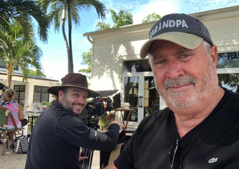 Jorge Abello (en primer plano) y el cineasta Eliecer Jiménez Almeida en un momento del rodaje en Miami de “Havana Stories”. 