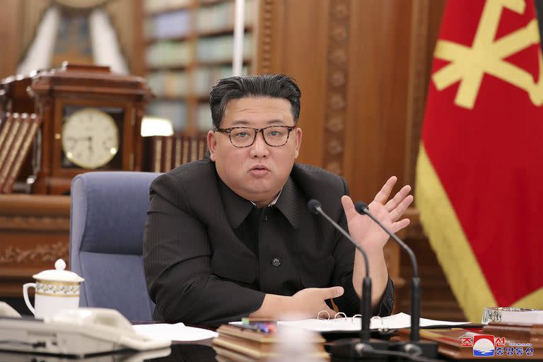 En esta imagen, proporcionada por el gobierno de Corea del Norte, el líder norcoreano Kim Jong Un asiste a una reunión del Partido de los Trabajadores en Pyongyang, Corea del Norte, el 27 de junio de 2022. (Agencia Central de Noticias de Corea/Korea News Service vía AP)