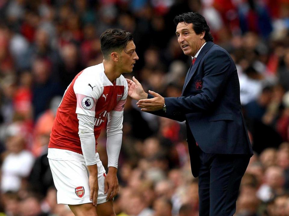 Unai Emery issues instructions to Mesut Ozil during the first half (Getty Images)