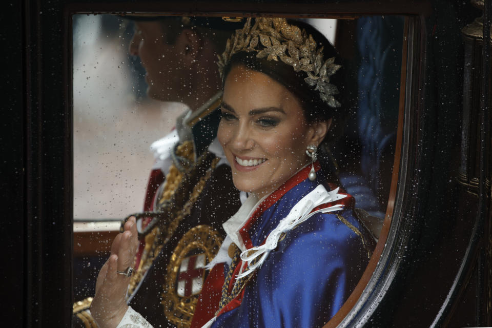 Catalina, princesa de Gales, y el príncipe Guillermo viajan en un carruaje luego de la ceremonia de coronación del rey Carlos III en Londres, el sábado 6 de mayo de 2023. (AP Foto/David Cliff)