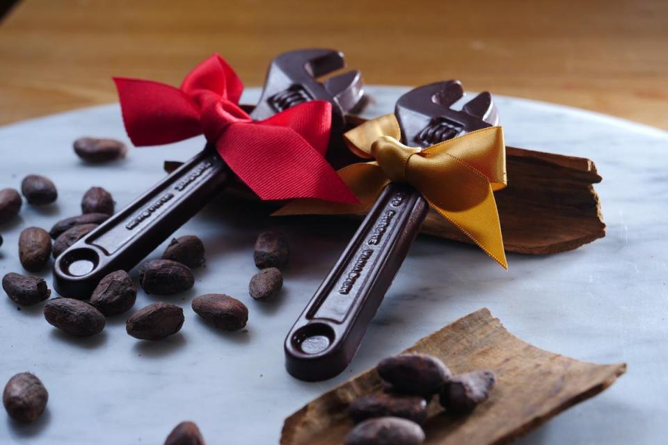 扳手造型的「肉桂巧克力」，讓鐵錚錚的漢子也融化。（380元／單片）