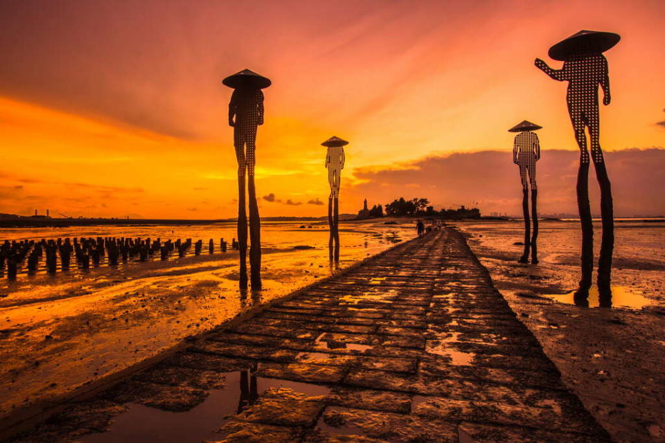 <p>Casagrande’s “Oystermen” is an environmental artwork of four standing sculptures at the sea in Kinmen, Taiwan.（Courtesy of Classic Kinmen Travel)</p>
