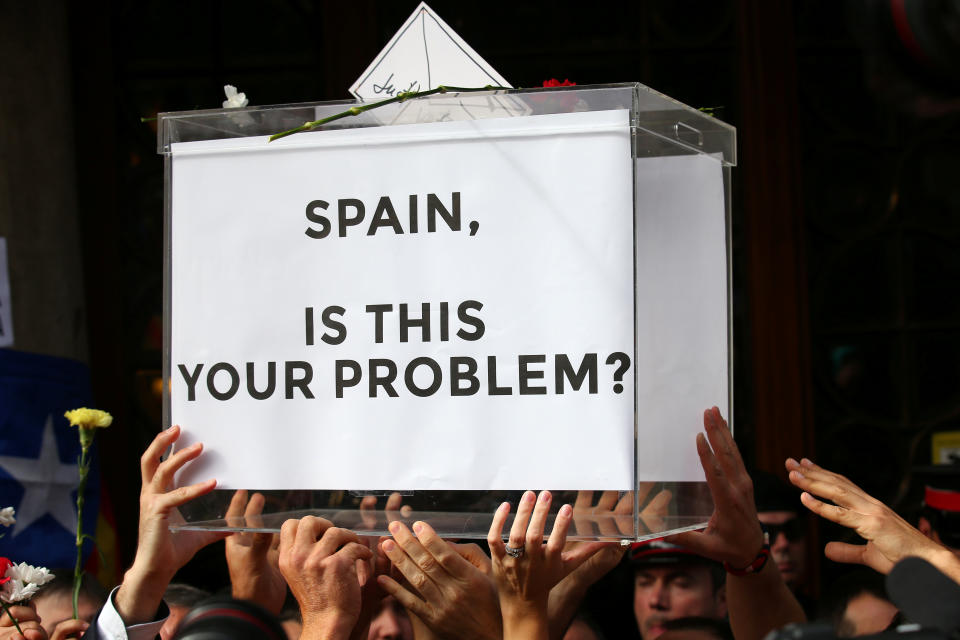 <p>A crowd of protesters lift up a ballot box outside the Catalan region’s economy ministry building after junior economy minister Josep Maria Jove was arrested by Spanish police during a raid on several government offices, in Barcelona, Spain, Sept. 20, 2017. (Photo: Albert Gea/Reuters) </p>