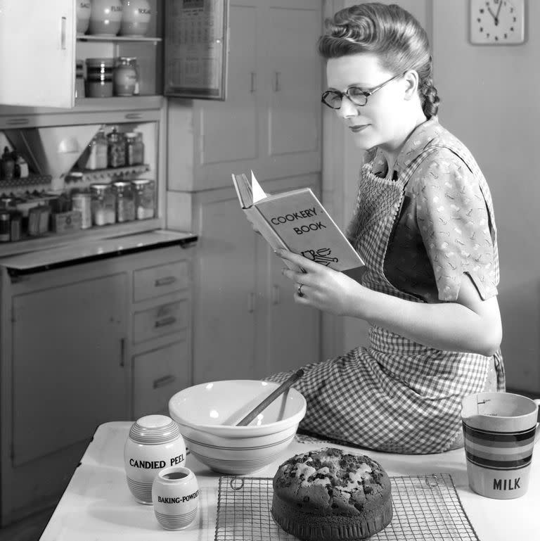1960: Wrap dry cake in a damp cloth.