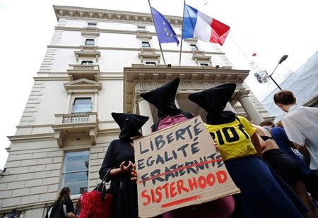 Protesters demonstrate against France's ban of the burkini, outside the French Embassy in London, Britain August 25, 2016. REUTERS/Neil Hall