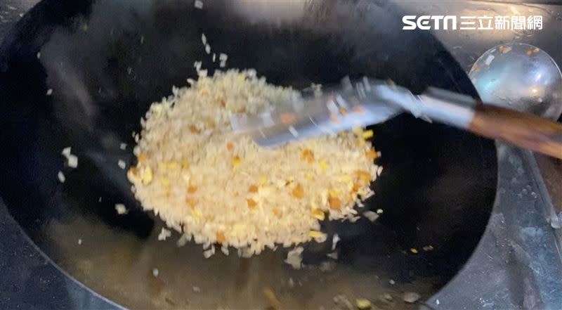 烏魚子炒飯隨著鍋鏟的節奏，就像在鐵鍋中跳舞。（圖／記者羅欣怡攝影）