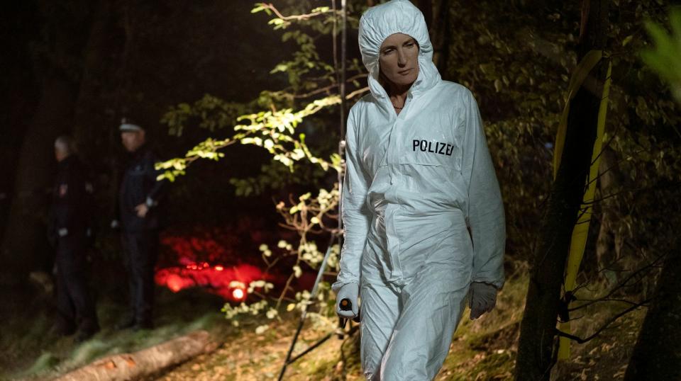 Eine Göttinger Studentin wurde ermordet. Charlotte Lindholm (Maria Furtwängler) untersucht den Fundort der Leiche.
 (Bild: NDR / Christine Schroeder)