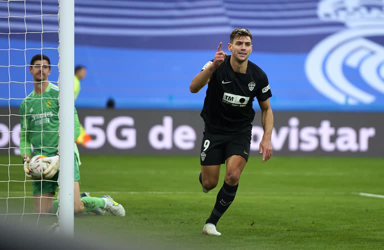 Lucas Boye, ex hombre de River, actual delantero de Elche de España, celebra tras marcar el primer gol de su equipo ante Real Madrid, por la Liga; terminarían igualando 2-2.