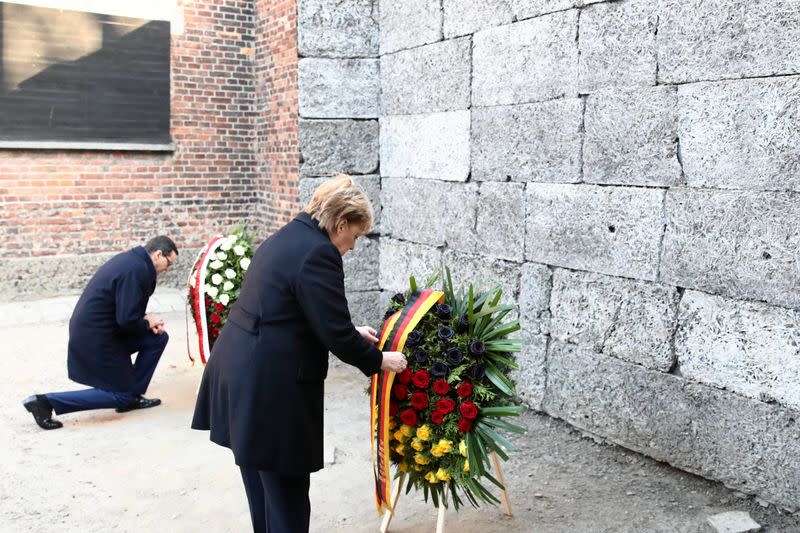 La canciller alemana, Angela Merkel, y el primer ministro polaco, Mateusz Morawiecki en su visita al memorial del Holocausto Auschwitz-Birkenau, cerca de Oswiecim, Polonia