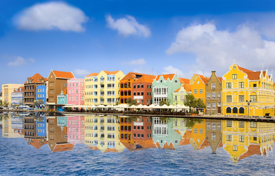 <p>Willemstad es conocida popularmente como la Ámsterdam del Caribe. Y es que sus edificios recuerdan a los de la capital de Países Bajos, aunque su arquitectura típica se mezcla aquí con la alegría y los colores del Caribe. (Foto: Getty Images).</p> 