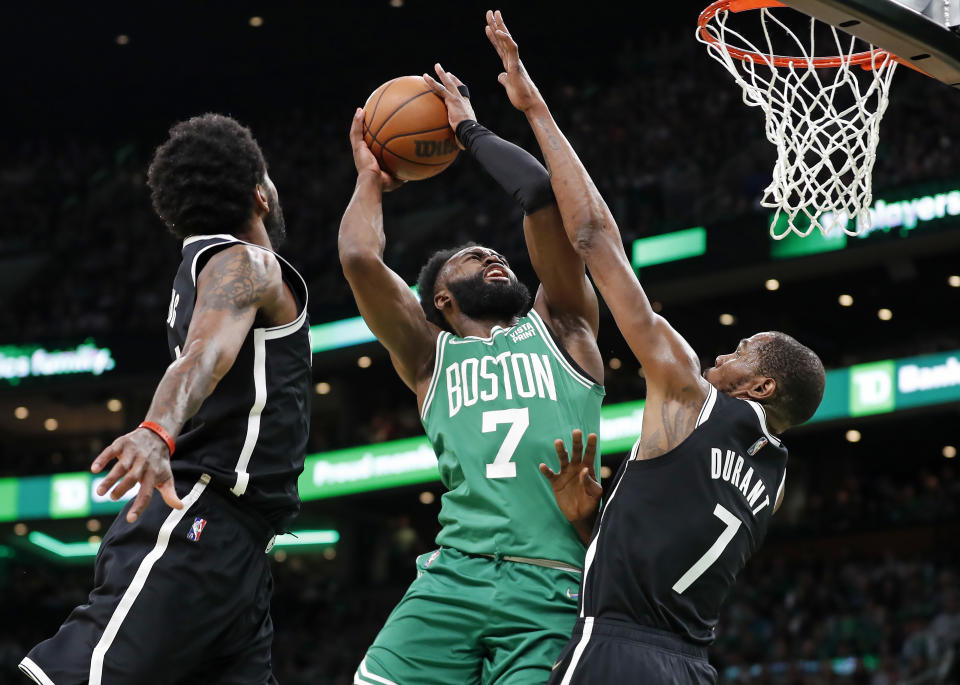 Jaylen Brown（上籃者）身陷交易風暴中心。（Photo by Jim Davis/The Boston Globe via Getty Images）