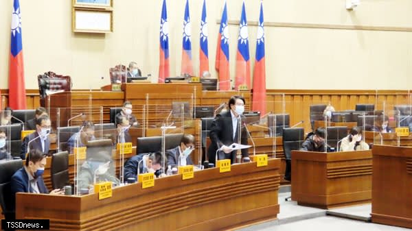 林右昌市長在市議會臨時會中，向議員說明基隆市公車營運四項改革方案。（記者王世明攝）