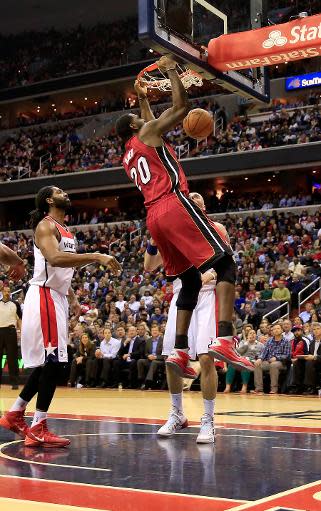 Greg Oden, #20 de los Miami Heat, hunde el balón contra los Washington Wizards durante partido de la liga NBA, disputado en el Verizon Center el 15 de enero de 2014, en Washington. (GETTY IMAGES NORTH AMERICA/AFP | Rob Carr)