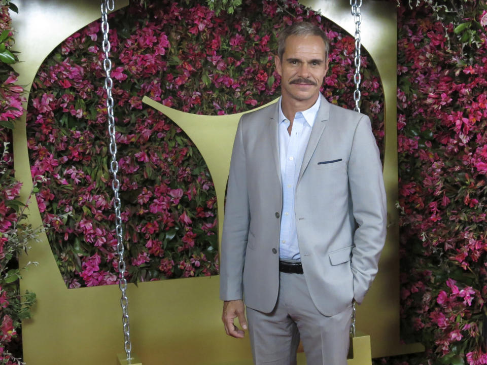 El actor Tony Dalton posa en la alfombra roja de la película "Dime lo que quieres (de verdad)" en la Ciudad de México el lunes 24 de julio de 2023. (Foto AP/Berenice Bautista)