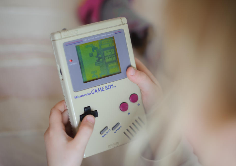 Lanzada en 1989, la Game Boy supuso toda una revolución en la historia de los videojuegos. Se trataba de la primera consola que podías llevar a cualquier sitio. Recientemente se ha desatado una fiebre por este dispositivo y una original podría costar 340 euros. (Foto: Thomas Eisenhuth / picture alliance / Getty Images).