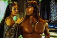 Als wortkarger Krieger machte Arnold Schwarzenegger in "Conan, der Barbar" (1982) nicht nur dank Bräunungscreme und Melkfett eine blendende Figur, er feierte auch seinen Durchbruch als Charaktermime in Hollywood. Der Film erzählt die Geschichte eines Mannes, der als Kind mitansehen musste, wie seine Mutter getötet wurde, und nun Rache nimmt. (Bild: Rolf Konow/Sygma/Sygma via Getty Images)