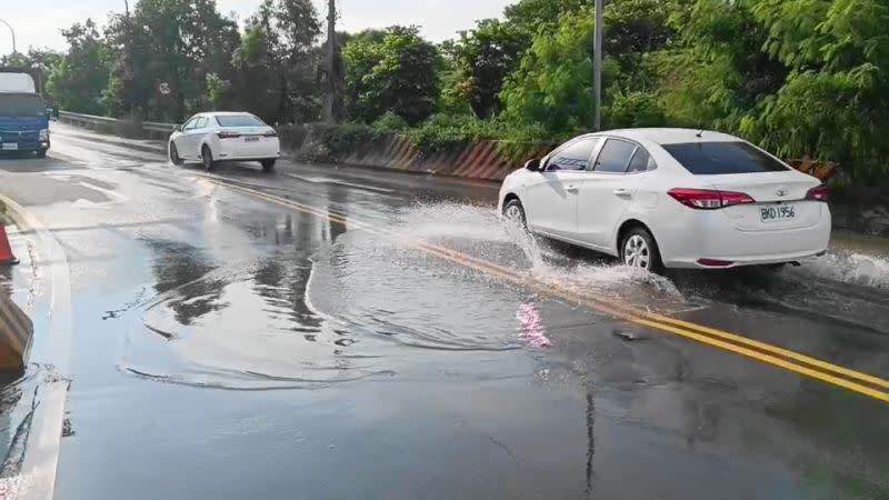 ▲台中市議員蕭隆澤批國4神岡連絡道排水系統做半套，造成遇雨淹水，用路人苦不堪言。（圖／服務處提供）