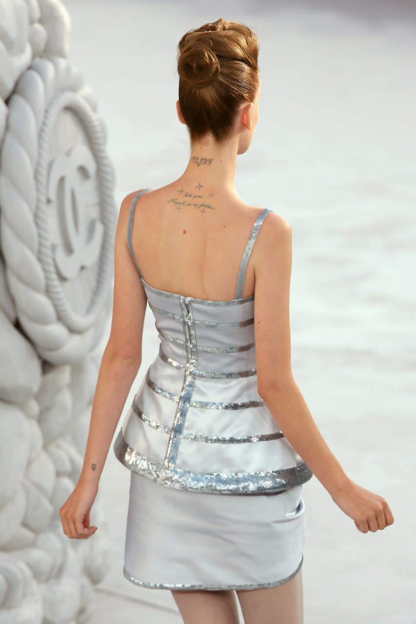 全新的香蕉髮髻
Chanel Haute-Couture Spring/Summer 2008 show. 