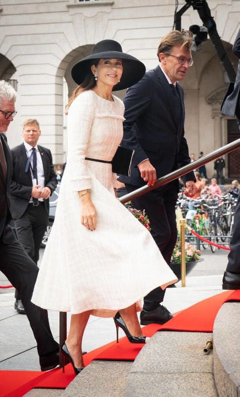 La princesa Mary accediendo la Folketing