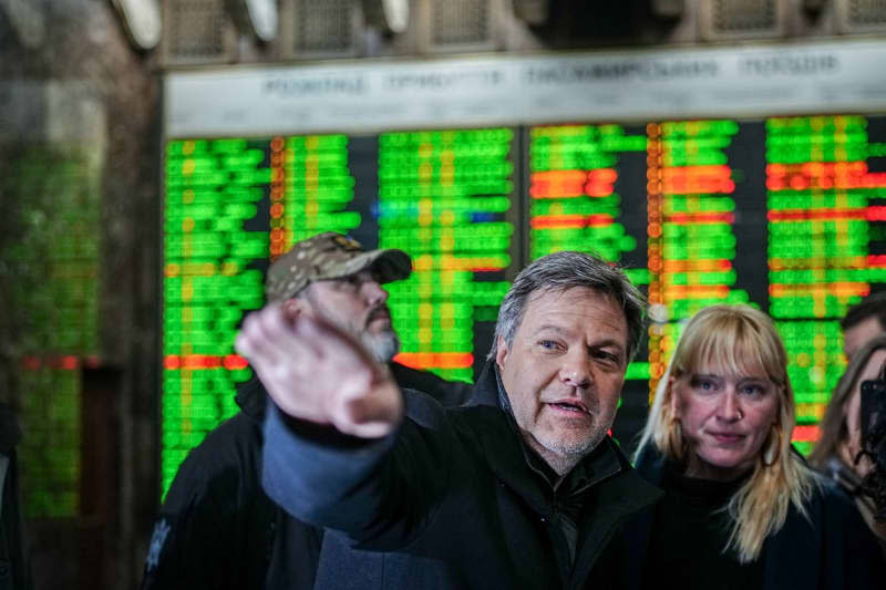 German Minister of Economic Affairs and Climate Protection Robert Habeck talks to Luise Amtsberg, Federal Government Commissioner for Human Rights Policy and Humanitarian Aid, at Kiev train station.  Kay Nietfeld/dpa