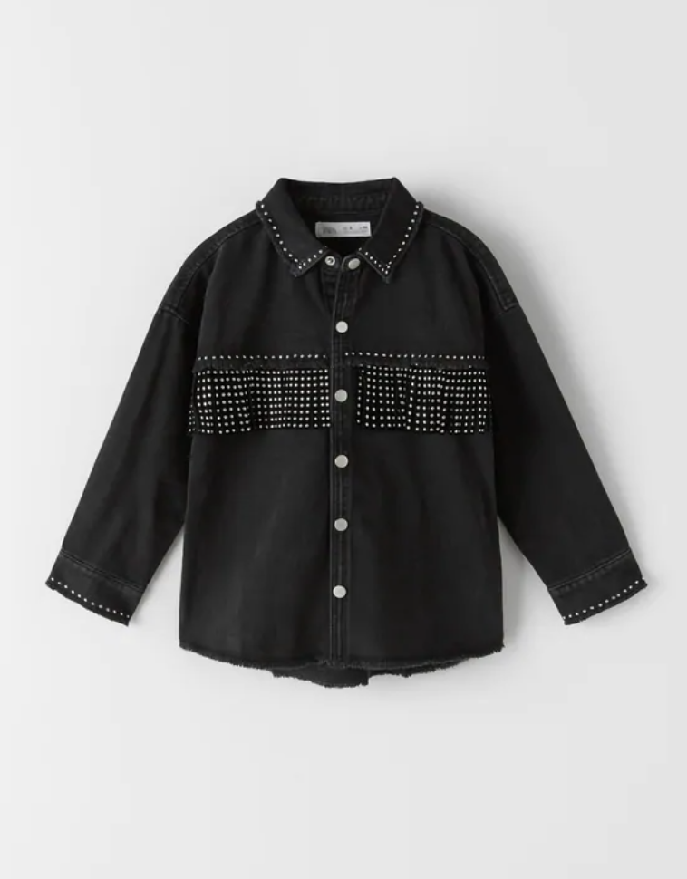 Camisa negra con tachuelas de Zara Kids.