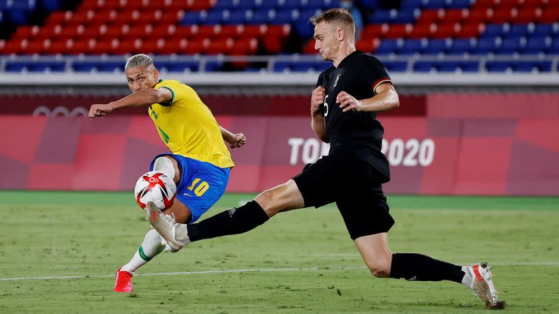 Foto del jueves de Richarlison marcando el tercer gol de Brasil en la victoria sobre Alemania.