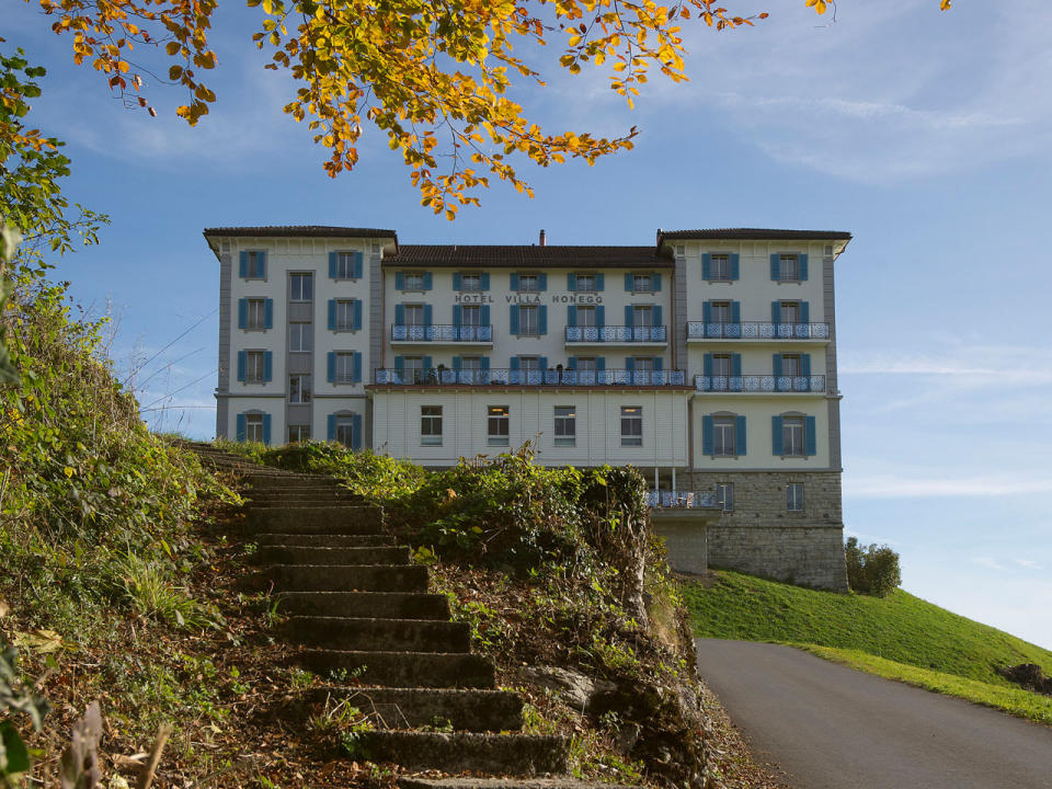 Seinen Namen verdankt der Vierwaldstättersee den vier an ihn angrenzenden Waldstätten und heutigen Kantone Uri, Schwyz, Unterwalden und Luzern. Bis ins 16. Jahrhundert wurde er schlicht als Luzerner See bezeichnet. In unmittelbarer Nähe findet sich das Hotel Villa Honegg, das seinen Gästen den aufregenden Infinity-Pool zur Verfügung stellt. (Bild-Copyright: Caters News)