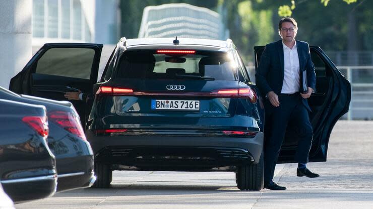 Publikumswirksam reist der Verkehrsminister Andreas Scheuer (CSU) gerne mal im Elektroauto (hier Audi E-tron) an. Sein Dienstwagen ist allerdings ein Plug-in-Hybrid von BMW. Foto: dpa