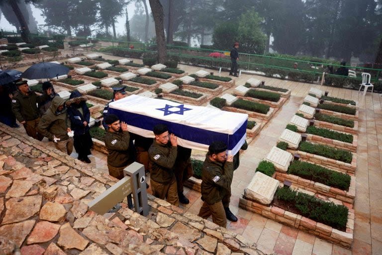 Las tropas israelíes llevan el ataúd de su compañero soldado, el capitán Elkana Vizel, durante su funeral en el cementerio del Monte Herzl en Jerusalén el 23 de enero de 2024, un día después de su muerte en combate en la Franja de Gaza en medio de batallas en curso entre Israel y el grupo militante Hamas