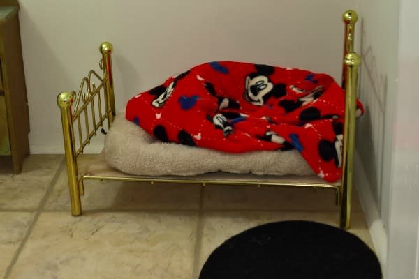 Y para dormir, nada como esta cobija decorada con figuras de Mickey Mouse. También cuenta con una mini cama, colchón y hasta una lámpara.