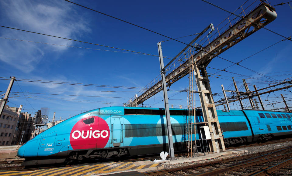 En la imagen, un tren de Ouigo, el servicio de alta velocidad de bajo coste de la compañía francesa de ferrocarriles SNCF que aterrizará en España el 15 de marzo de 2021 para competir con Renfe tras la liberalización del sector. (Foto: Jean-Paul Pelissier / Reuters).