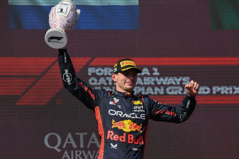 Max Verstappen celebra la victoria en el Gran Premio de Hungría, la novena en el calendario; el trofeo se destruyó durante los festejos