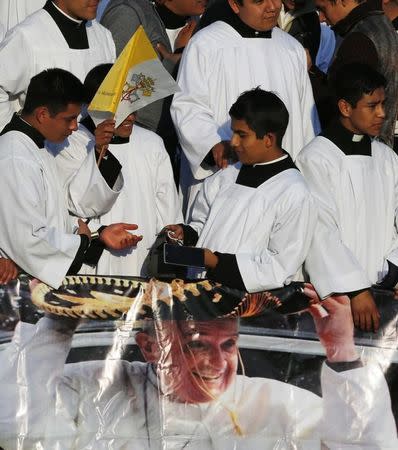 Seminaristas charlan mientras esperan la llegada del Papa Francisco en un estadio donde iba a celebrar misa en Morelia, México, febrero 16, 2016. REUTERS/Henry Romero