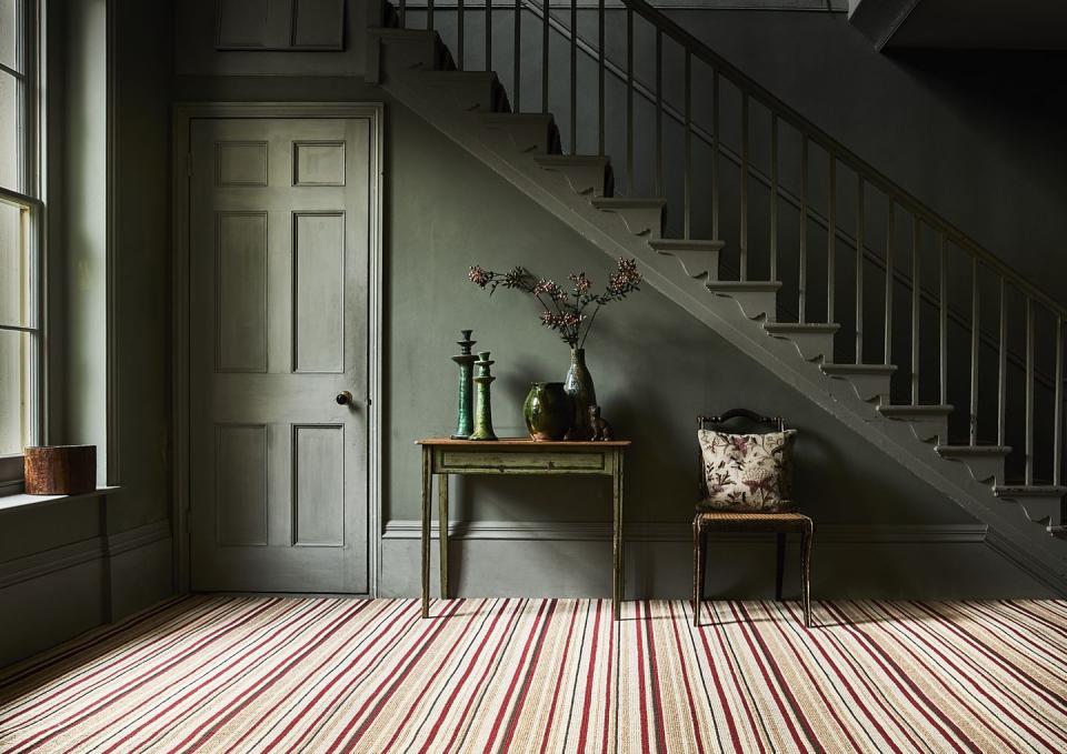 1) Patterned carpet ideas: Mixing warm and cool colours