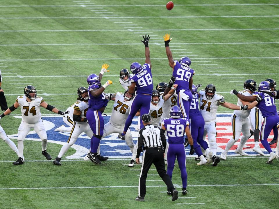 Wil Lutz misses a field goal at the end of a game against the Minnesota Vikings.