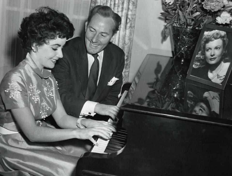 <p>Shortly after her divorce, Elizabeth married British actor Michael Wilding. Here, they play around on their piano together. </p>