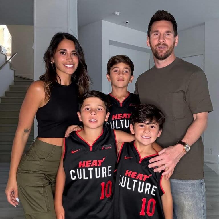 Anto Roccuzzo y Lionel Messi junto a sus hijos, Thiago, Mateo y Ciro antes de ir al partido de la NBA (Foto: Instagram @leomessi)