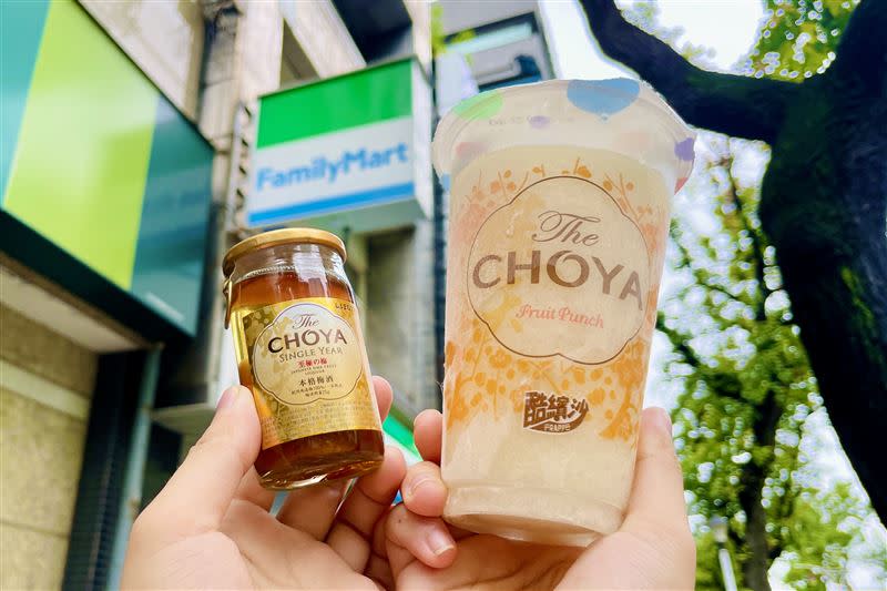 全家與梅酒品牌「CHOYA蝶矢」推出梅子酷繽沙。（圖／全家 提供）