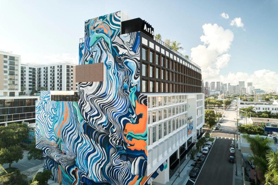 El exterior de Arlo Wynwood luce un mural de Hoxxoh,  artista de Miami .