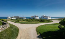 <p>The main house, left, is nearly 4,000 square feet. Five cottages add about 11,000 square feet. Warhol himself preferred the third cottage west of the main house when he was in town. (Credit: <a href="http://bit.ly/1NSd4Bv" rel="nofollow noopener" target="_blank" data-ylk="slk:Douglas Elliman Real Estate listing;elm:context_link;itc:0;sec:content-canvas" class="link ">Douglas Elliman Real Estate listing</a>)<br></p>