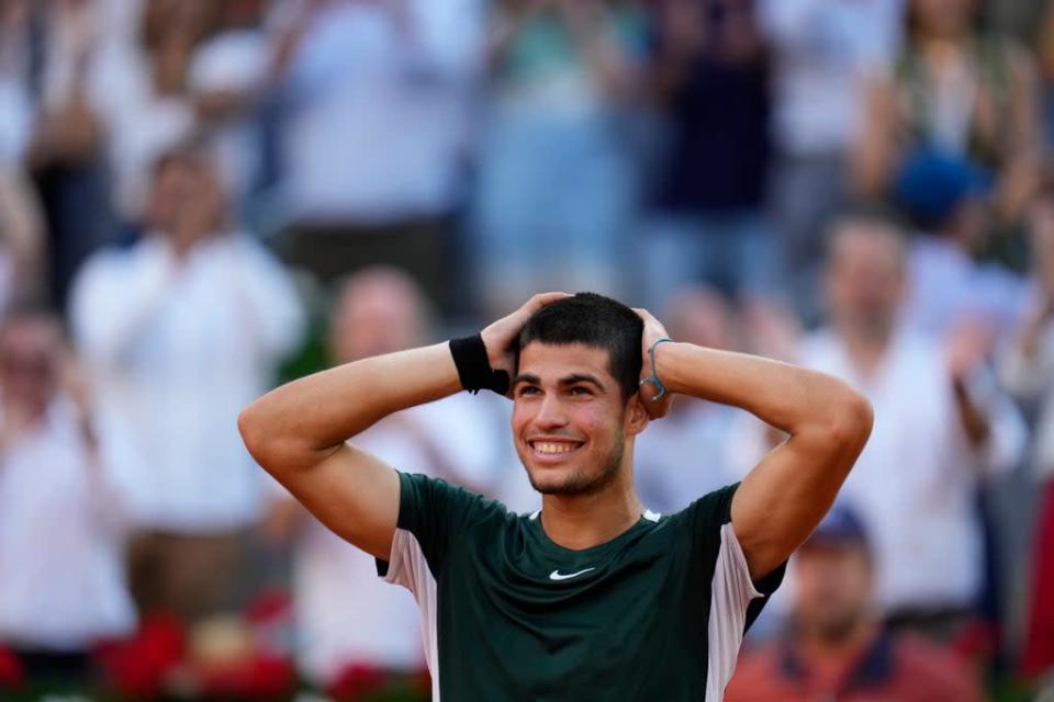  Carlos Alcaraz celebra tras derrotar a Novak Djokovic (Manu Fern&#xe1;ndez/AP)    (AP)