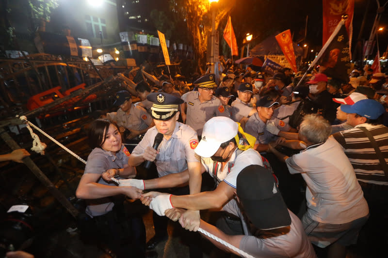 反年改群眾與警衝突 警方籲冷靜（照片來源：中央社）