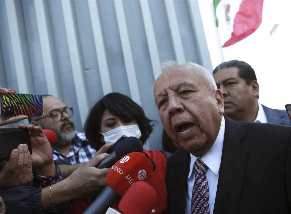 El titular del Instituto Nacional de Migración de México, Francisco Garduño, habla con la prensa al llegar a la corte el viernes 21 de abril de 2023, en Ciudad Juárez, México. (AP Foto/Christian Chávez)