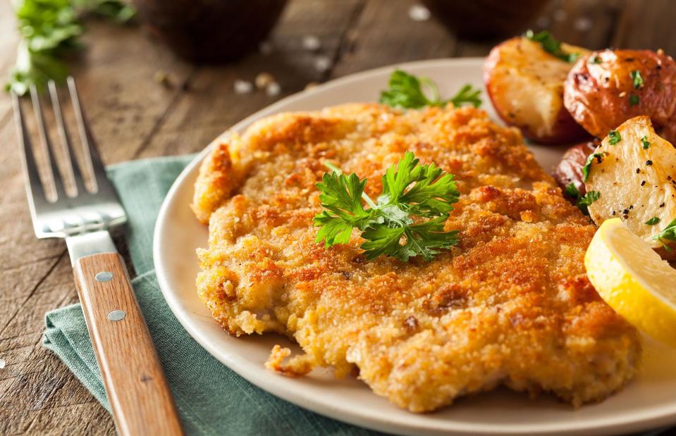 Weltweit beliebt: Das Wiener Schnitzel. (Bild: Brent Hofacker/Shutterstock)