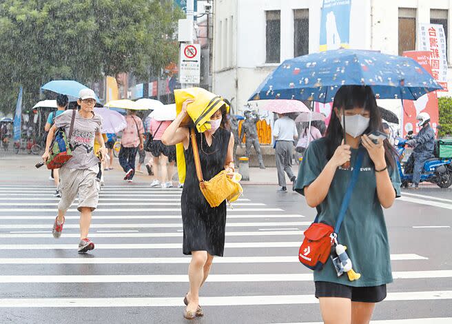 受低壓帶影響，10日全台各地天氣依然不穩定，易有短延時強降雨，新竹以南整天都可能出現局部陣雨或雷雨。（資料照／劉宗龍攝）