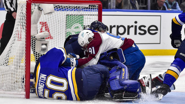 Blues' Jordan Binnington exits Game 3 vs. Avs after violent collision