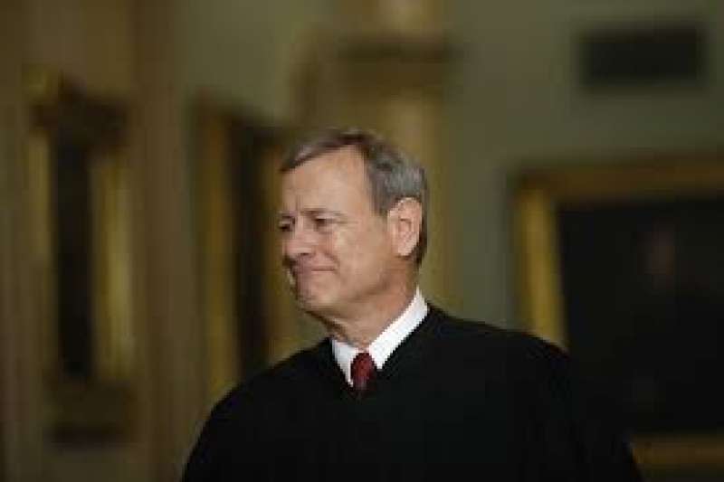 美國聯邦最高法院首席大法官羅伯茲支持自由派大法官，裁定路易斯安那州限制醫師執行墮胎手術的法律違憲（美聯社）