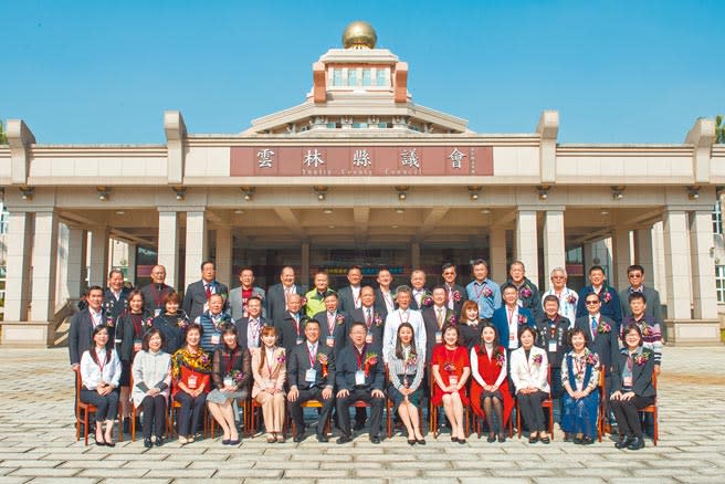 雲林縣議會目前的政黨分布是無黨19席、民13席、國7席、台聯1席、時力1席、空缺2席，圖為2018年43席議員上任時的大合照。（本報資料照片）