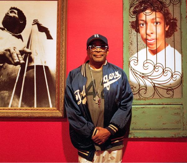 Spike Lee entre los retratos de sus padres, el bajista de jazz Bill Lee y la maestra Jacqueline Carroll Shelton Lee, en la gala inaugural de su exposición en el Museo de Brooklyn (Imagen: Jelani Rice para The Washington Post)